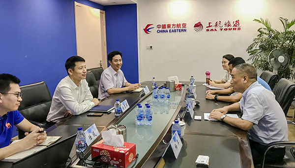 7月9日，集團(tuán)公司董事長李漢東、副總經(jīng)理龔勇一行前往上航假期國際旅行社總部，拜訪上航假期總經(jīng)理靳黎軍，雙方就下一步開展更加深入的合作進(jìn)行了洽談。市場營銷部、經(jīng)營管理部相關(guān)負(fù)責(zé)人陪同參加。.png