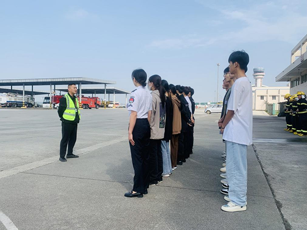 綿陽機(jī)場安檢站對閬中機(jī)場、民航校  實(shí)習(xí)生開展軍訓(xùn).png