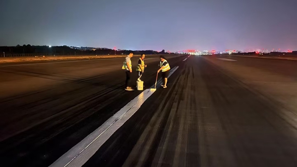 深夜，航班結(jié)束后，工作人員對(duì)跑道中心線進(jìn)行復(fù)新_副本.jpg